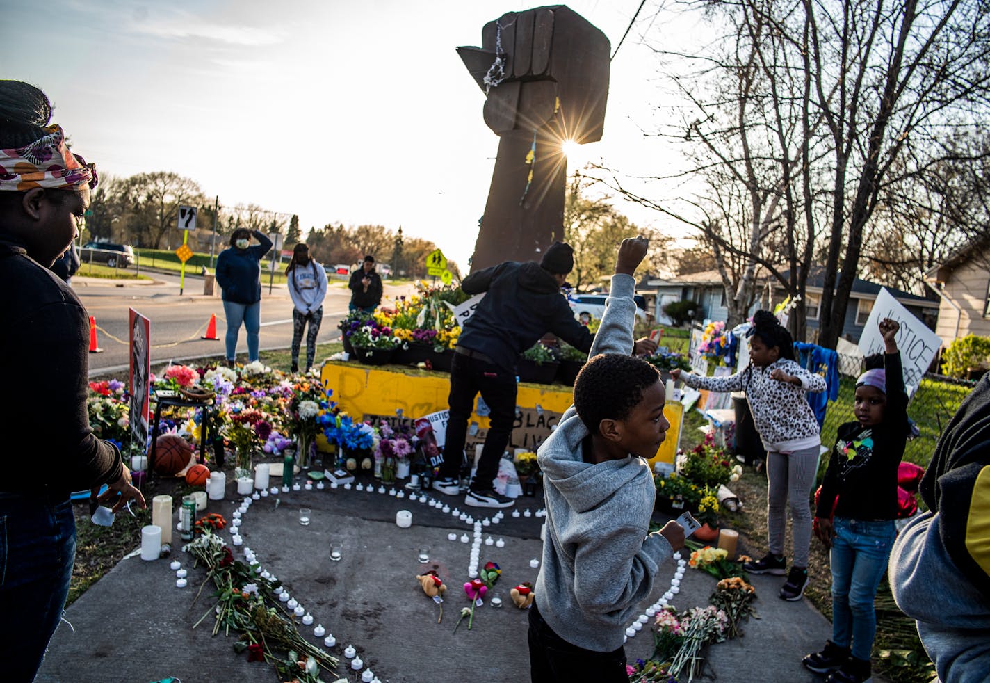 Lamar Pettis brought his children, from left to right, Lauren, 14, Lamar, 9, Lamiyah, 9, and Zaniya, 6, to pay their respects to Daunte Wright on Thursday.