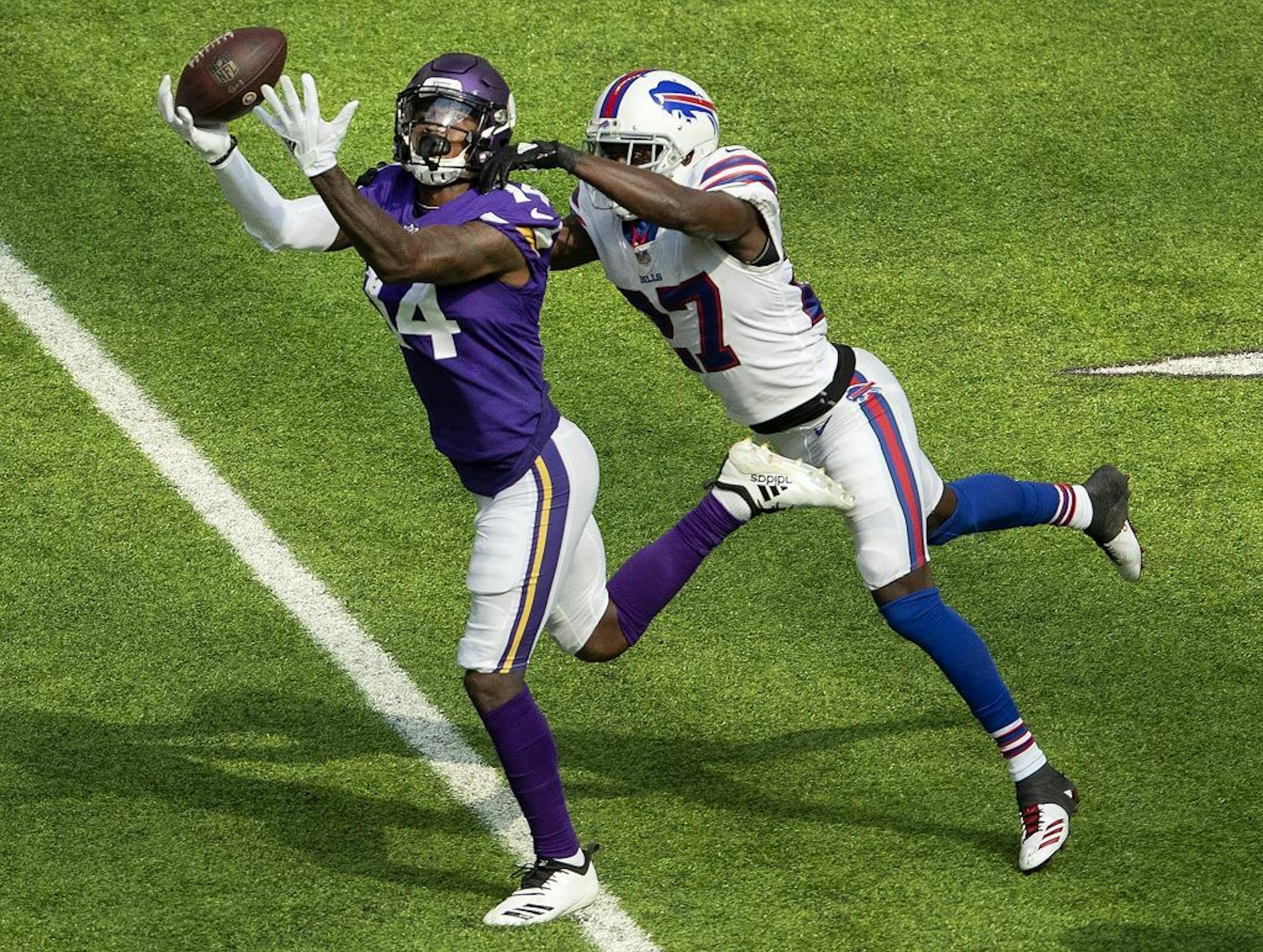 Stefon Diggs (14) could not hold on to a pass in the third quarter against Buffalo in 2018.