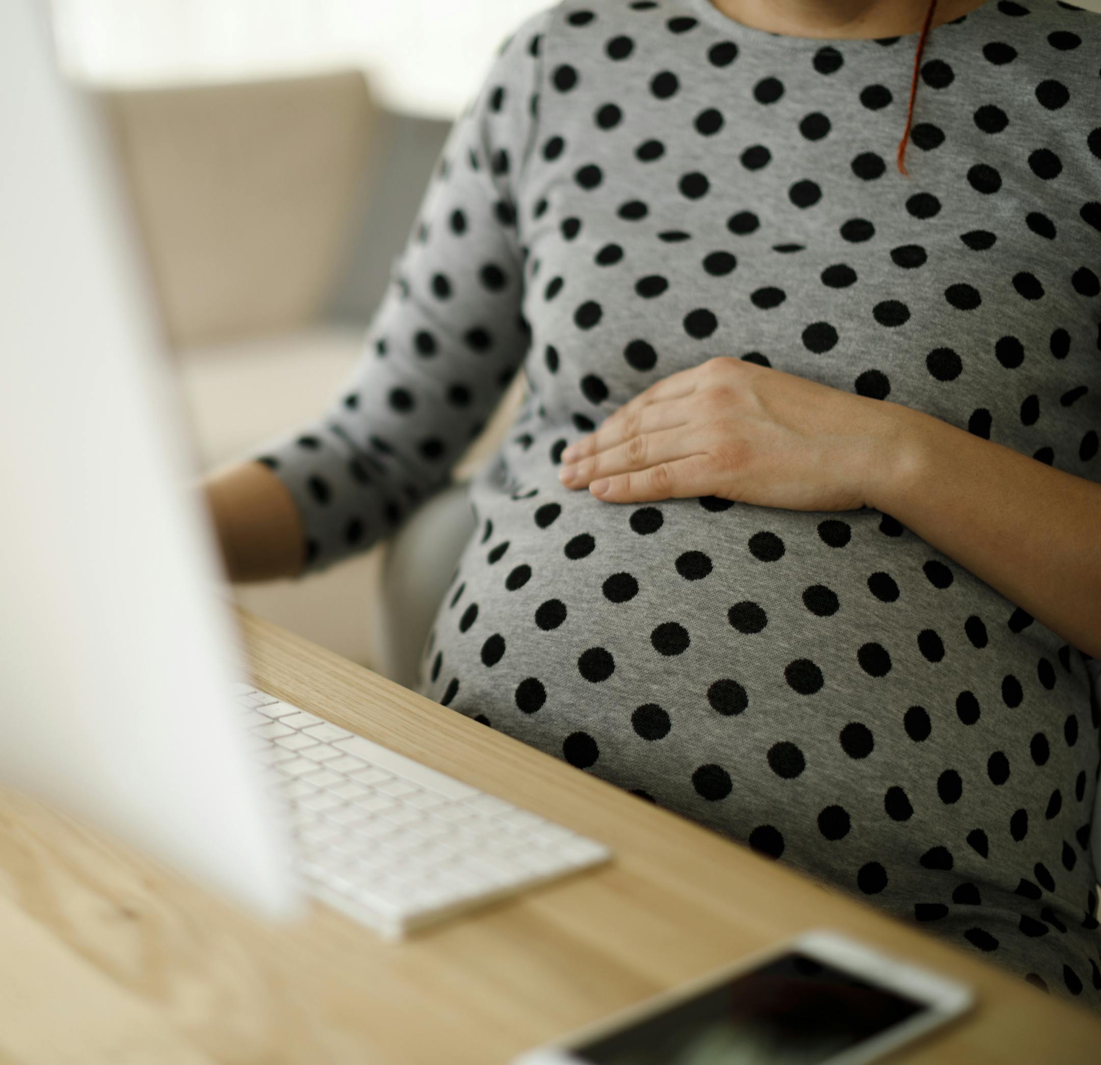 Pregnant woman working from home office ORG XMIT: 636306945
