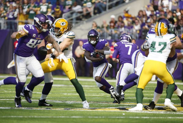 The Vikings' Jerick McKinnon (21) took a handoff from Case Keenum against the Packers on Sunday. The team's running game was effective early, but coul