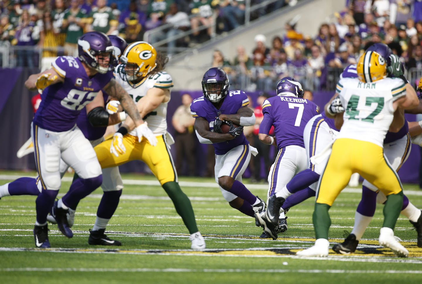 The Vikings' Jerick McKinnon (21) took a handoff from Case Keenum against the Packers on Sunday. The team's running game was effective early, but couldn't sustain drives late in the game.