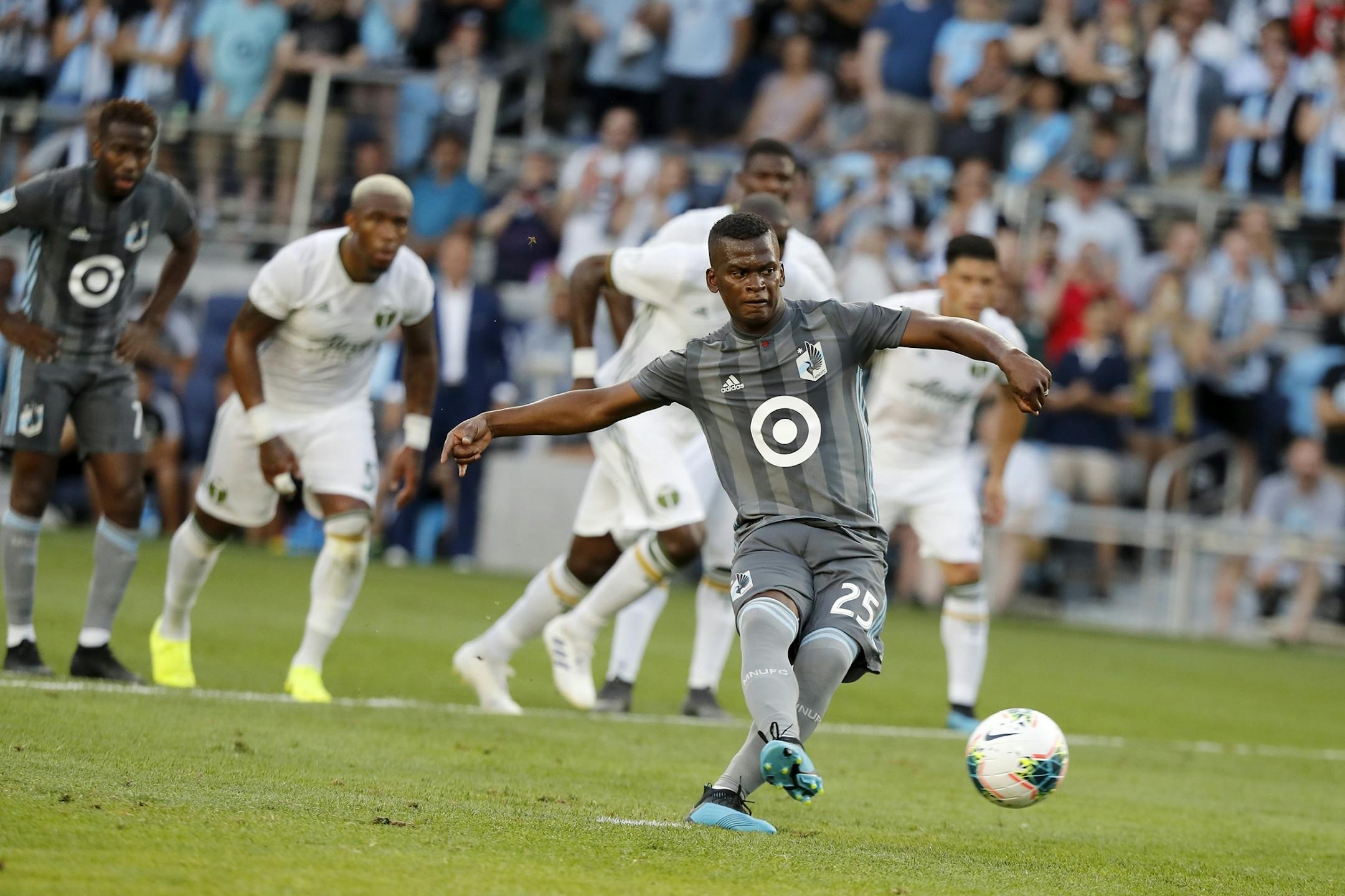 Minnesota United midfielder Darwin Quintero (25) scored a goal on a penalty kick during the first half.