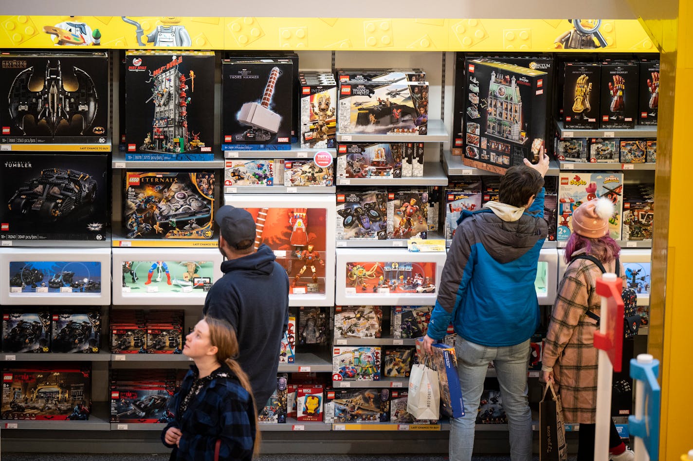 Shoppers peruse the Lego Store during Black Friday shopping Friday, Nov. 25, 2022 at the Mall of America in Bloomington, Minn... ] AARON LAVINSKY • aaron.lavinsky@startribune.com