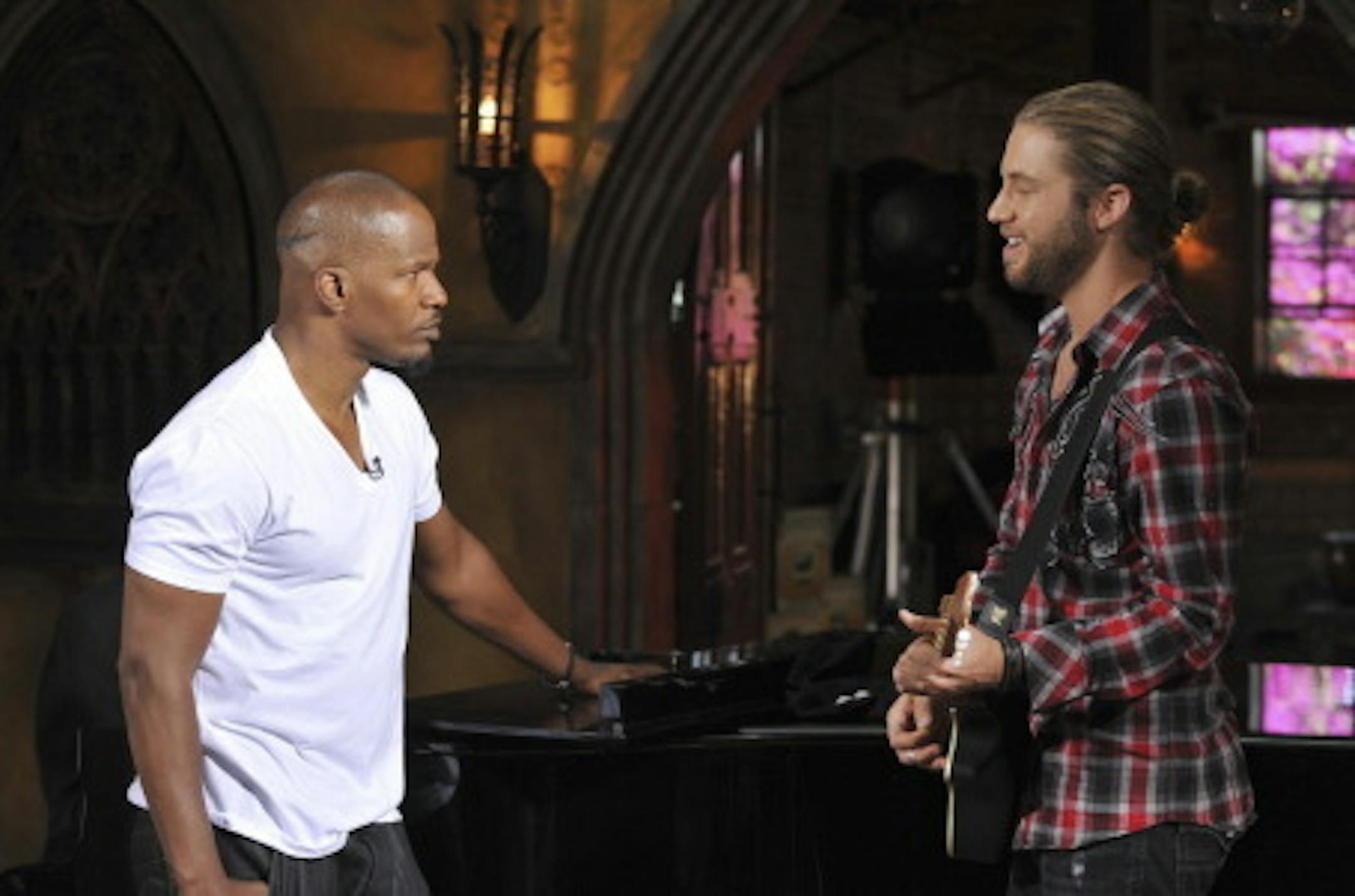 Mentor Jamie Foxx works with contestant Casey James. Photo: Fox