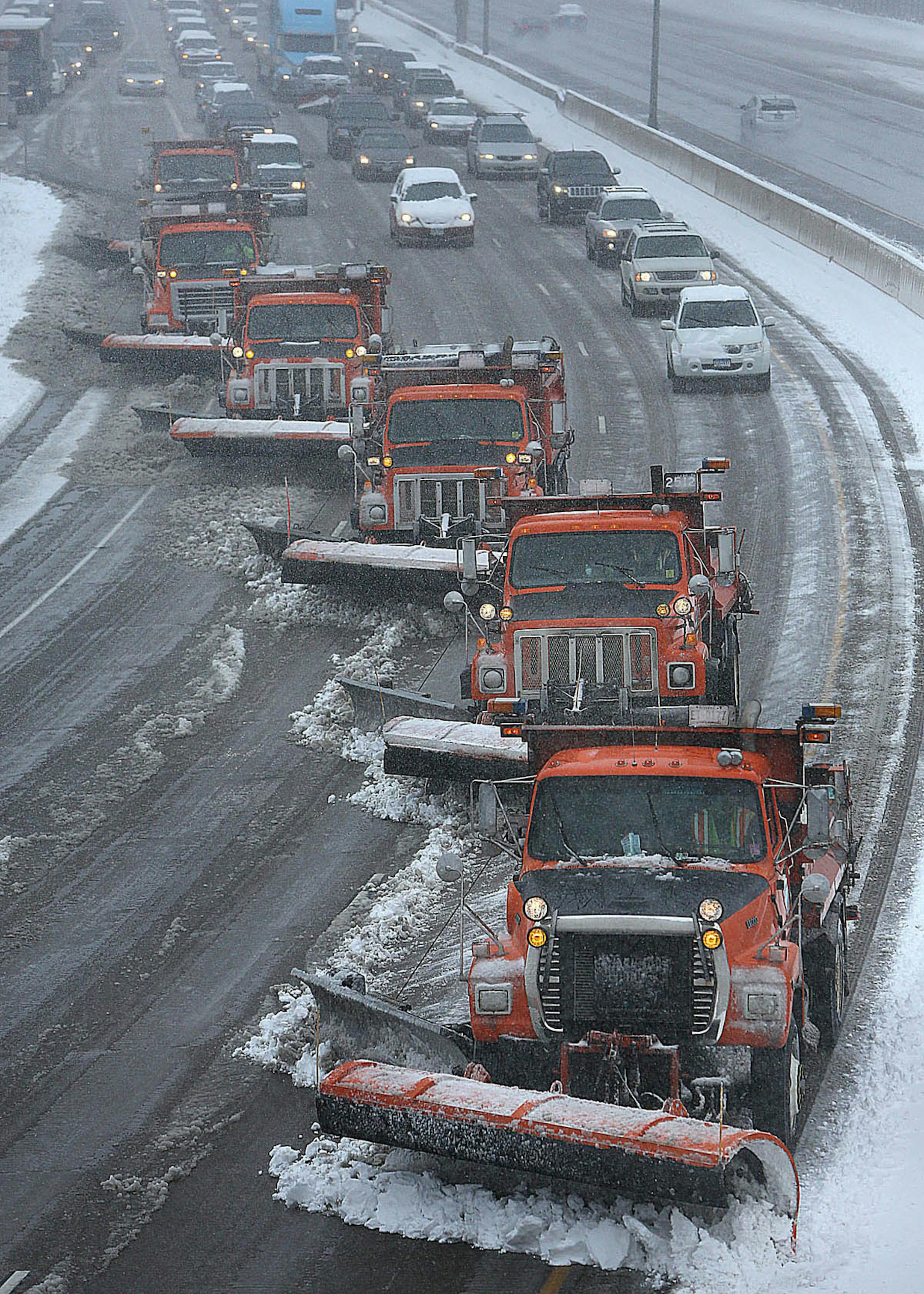 Snow plows teamed up to clear snow from the west bound lanes of Interstate 94 near Burns Ave. in St. Paul. ] (JIM GEHRZ/STAR TRIBUNE) / April 11, 2013 / 9:00 AM Minneapolis, MN &#x201a;&#xc4;&#xec; BACKGROUND INFORMATION- A late-season snow storm hit Minnesota and the Twin Cities, dumping several inches of new snow across area. ORG XMIT: MIN1304111132531086 ORG XMIT: MIN1304231130340207