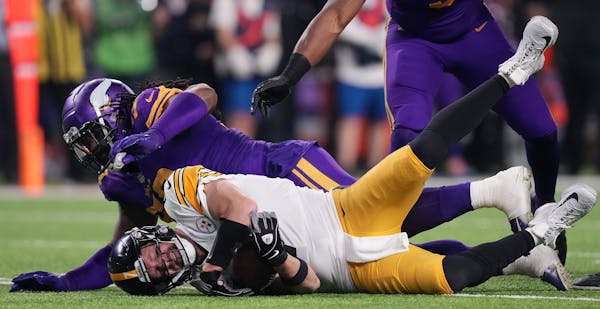Sheldon Richardson of the Vikings sacked Steelers quarterback Ben Roethlisberger on Thursday night.
