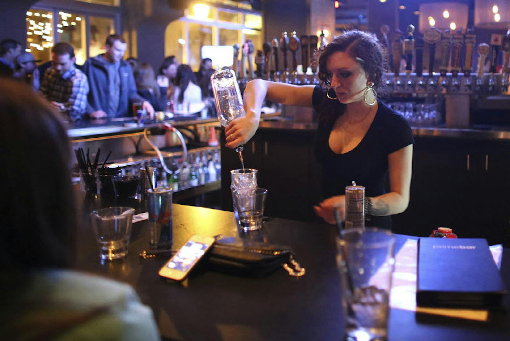 Jessica Bush poured a drink at the PrimeBar in Calhoun Square in Uptown in Minneapolis, Min., Saturday, March 9, 2013. ] (KYNDELL HARKNESS/STAR TRIBUNE) kyndell.harkness@startribune.com