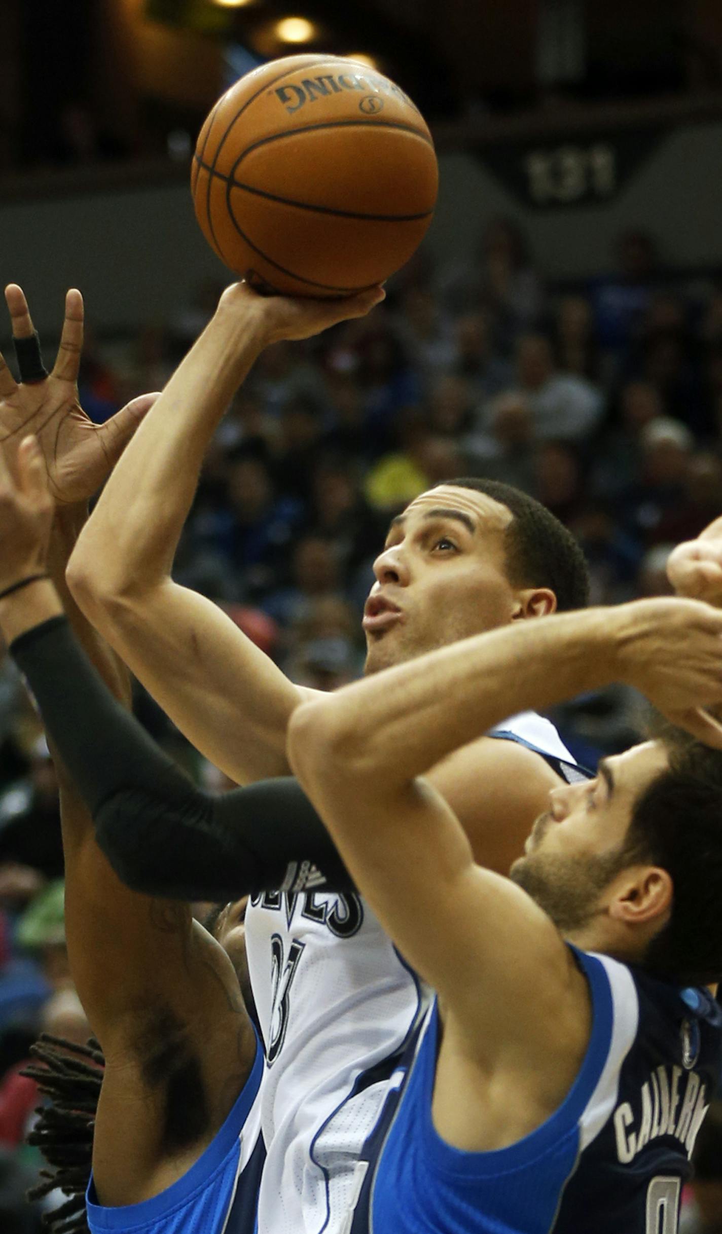 At the Target Center in a game between Dallas and the Wolves, Kevin Martin(23) splits the defense against Jose Calderon(8).]richard tsong-taatarii/rtsong-taatarii@startribune.com