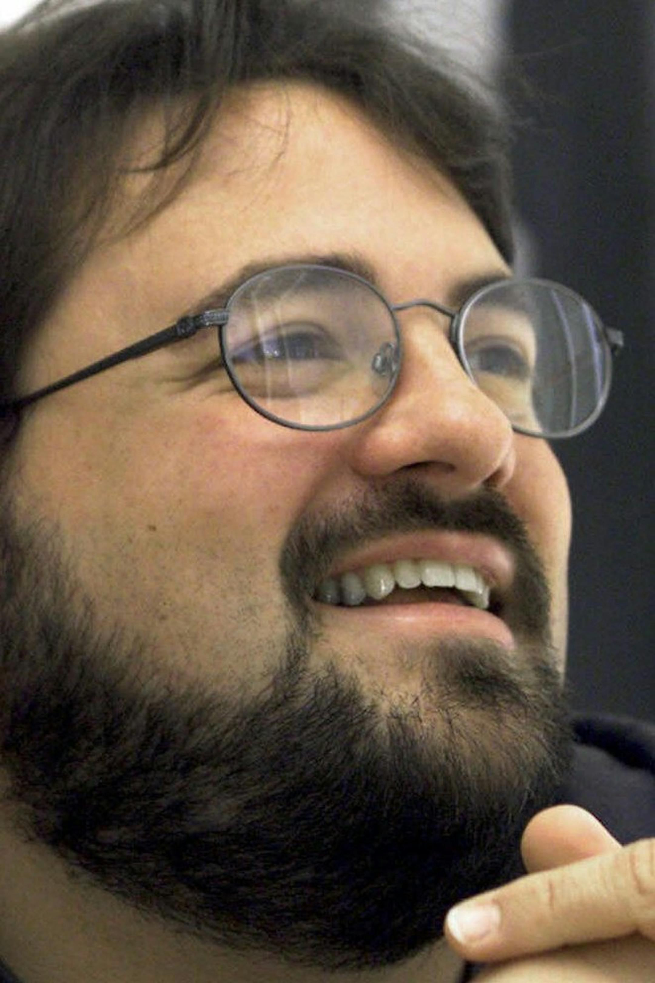 ADVANCE FOR WEEKEND EDITIONS AUG. 23-26--Writer and director Kevin Smith talks about his new movie "Jay and Silent Bob Strike Back" at his office at CBS Studios in Los Angeles, July 12, 2001. Smith also wrote and directed "Clerks," "Chasing Amy" and "Dogma." (AP Photo/Jill Connelly) ORG XMIT: MIN2015050115260249