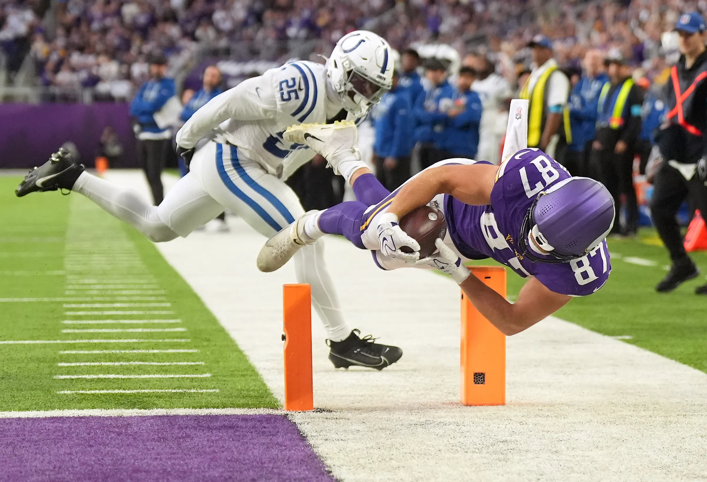 Vikings survive Colts, overcome offensive struggles to improve to 6-0