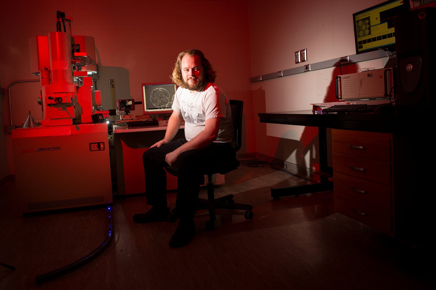 Geologist and caver Nick Seaton was photographed besie a scanning electron microscope in the basement of the University of Minnesota's Shepard Labs building Wednesday. ] (AARON LAVINSKY/STAR TRIBUNE) aaron.lavinsky@startribune.com Glimpse into the caving world with geologist and caver Nick Seaton of the University of Minnesota photographed Wednesday, April 6, 2016 at the Shepard Labs building at the University of Minnesota in Minneapolis.