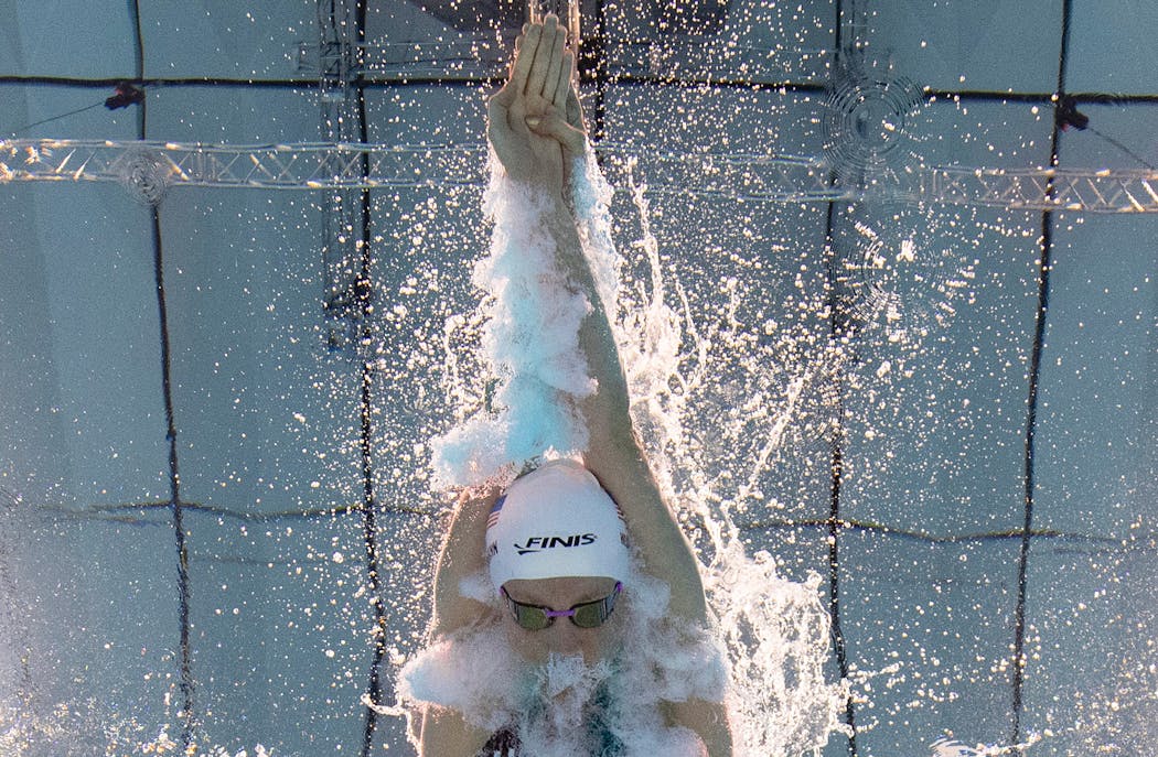 Weggemann extended her arms during heats for the S7 100-meter freestyle.