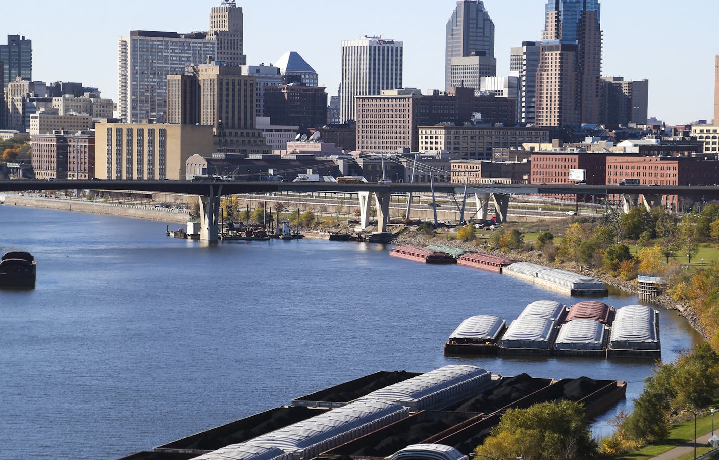 Barges on the Mississippi River on Tuesday, October 21, 2014 in St. Paul, Minn. ] RENEE JONES SCHNEIDER &#x201a;&#xc4;&#xa2; reneejones@startribune.com