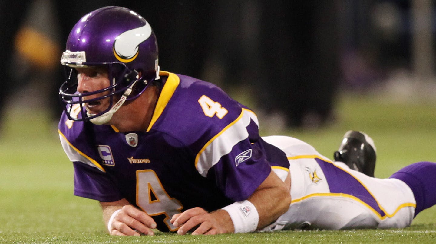 BRIAN PETERSON &#x2022; brianp@startribune.com Minneapolis, MN - 9/27/2009 Minnesota Vikings -vs- SanFrancisco 49ers ] Vikings quarterback Brett Favre keeps an eye on the ball after launching a 32 yard pass into the endzone with 12 seconds left in the game. Vikings Greg Lewis came down with the ball and the Vikigns won the game 27-24 and remain 3 and 0.