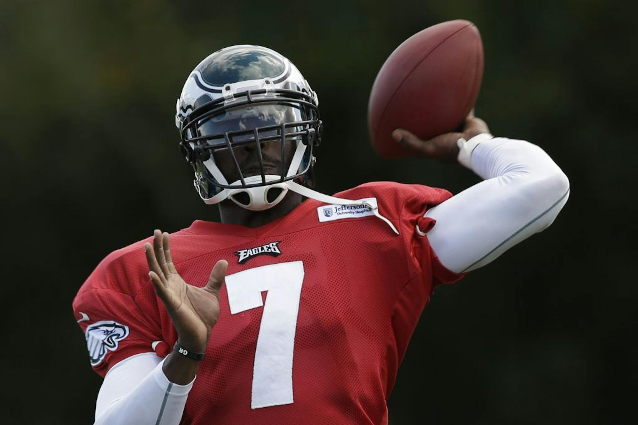 Philadelphia Eagles quarterback Michael Vick practices at the team's NFL football training facility, Wednesday, Oct. 10, 2012, in Philadelphia.