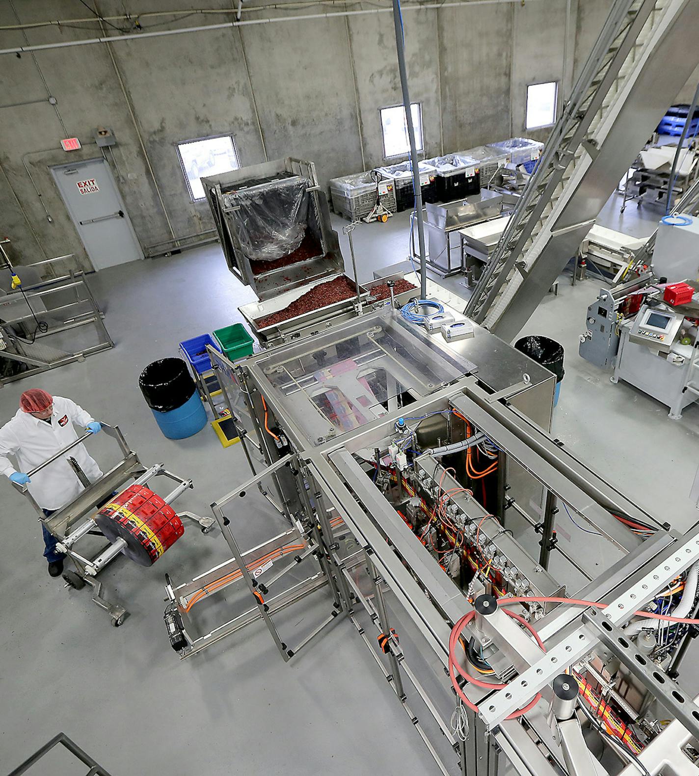 Workers processed Jack Links beef jerky in the packaging area, Monday, October 19, 2015 in Minong, Wis. ] (ELIZABETH FLORES/STAR TRIBUNE) ELIZABETH FLORES &#x2022; eflores@startribune.com