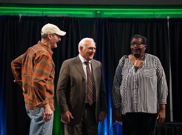 Vikings great Scott Studwell, left, hockey icon Lou Nanne and Gophers hoops legend Linda Roberts shared a laugh at the Star Tribune’s Class of 2022 