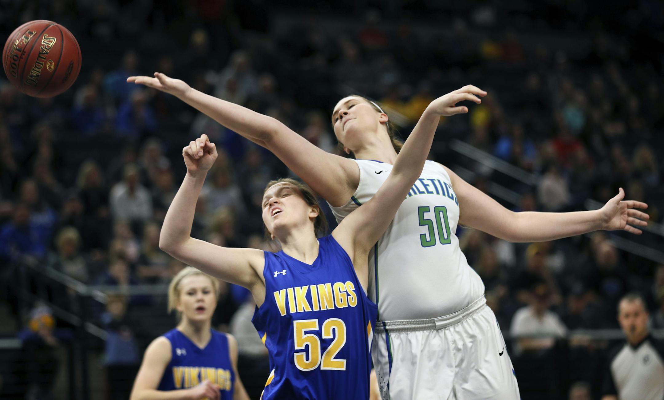 Lyle-Pacelliís Kristi Fett reaches over Minneotaís Lydia Sussner for a rebound in the 2nd half. ]Minnesota -vs- Lyle-Pacelli , Class 1A girls' basketball semifinals BRIAN PETERSON ï brian.peterson@startribune.com
Minneapolis, MN 03/15/18