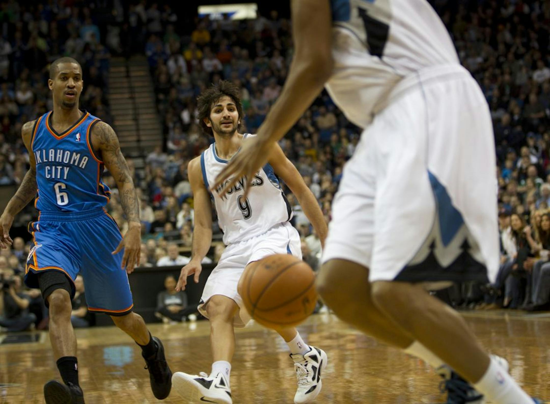 Minnesota's Ricky Rubio passed to Wes Johnson in the second quarter against Oklahoma City on Monday.