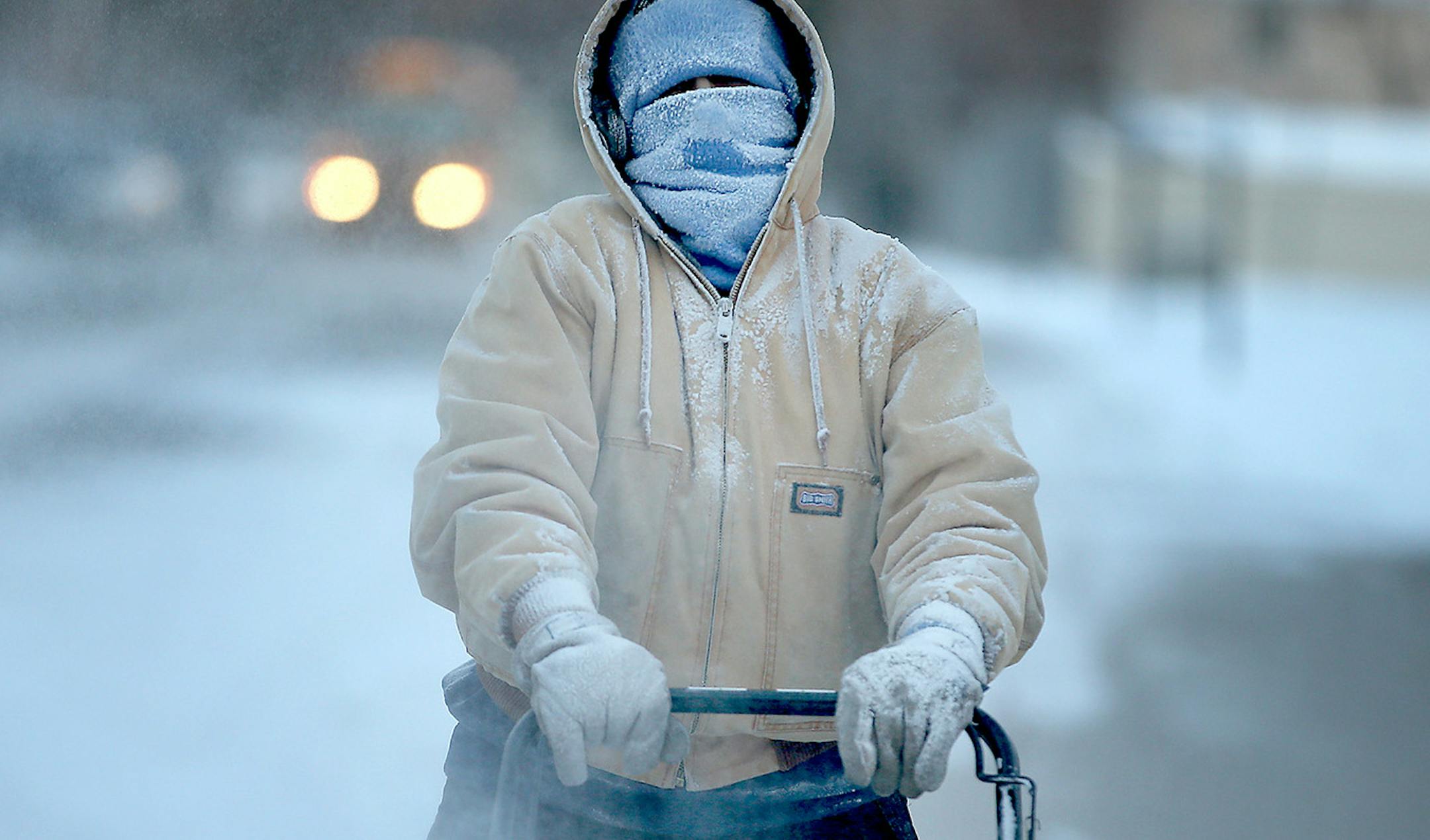 Laurie Furey, cq, worked on clearing snow at South High School to make way for students returning to school, Monday, January 5, 2015 in Minneapolis, MN. ] (ELIZABETH FLORES/STAR TRIBUNE) ELIZABETH FLORES • eflores@startribune.com