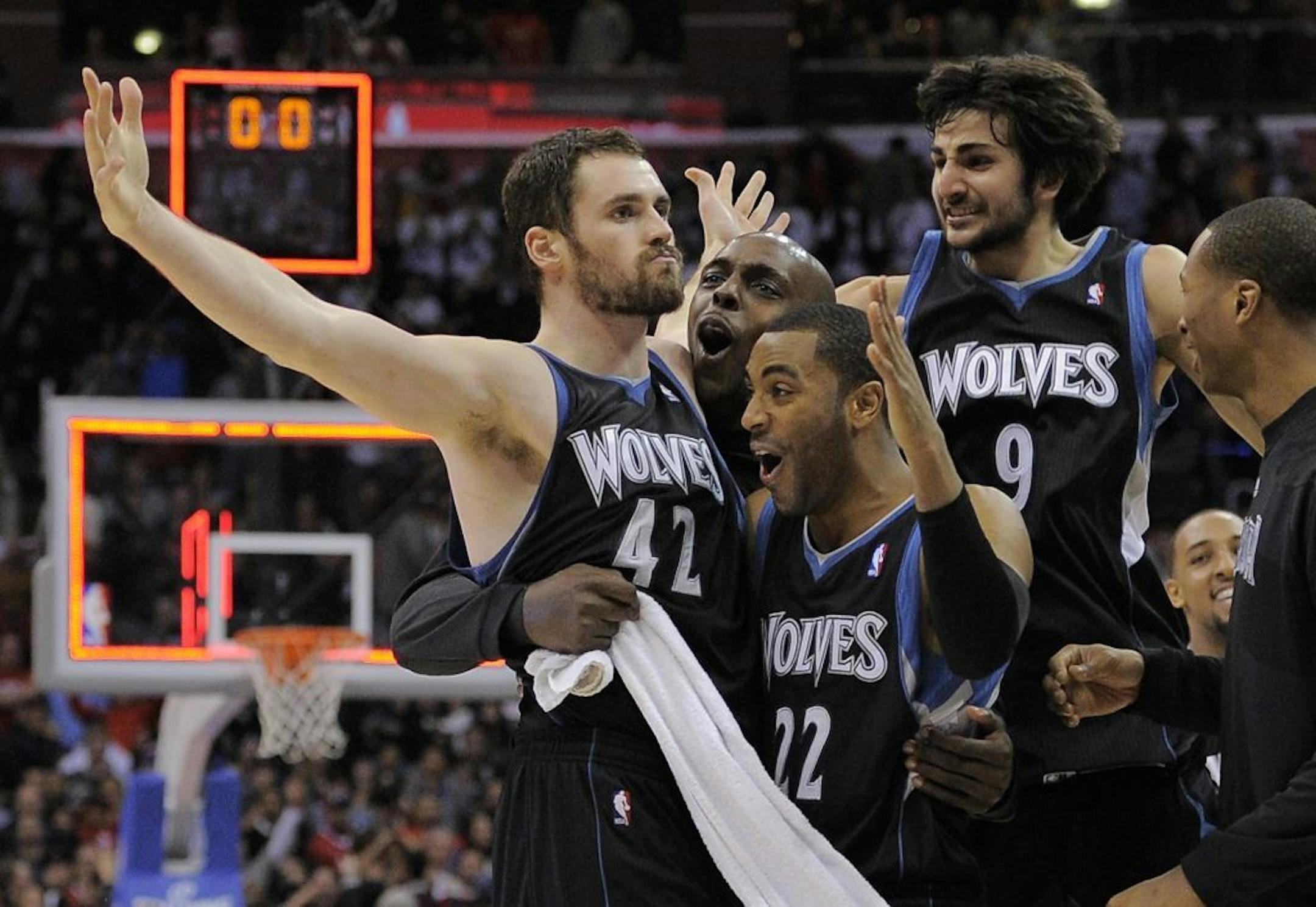 Timberwolves forward Kevin Love (42)