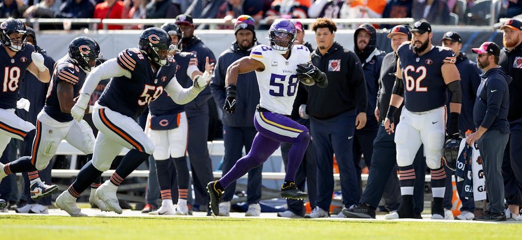 Vikings linebacker Jordan Hicks was off to the races after scooping a fumble at Soldier Field.