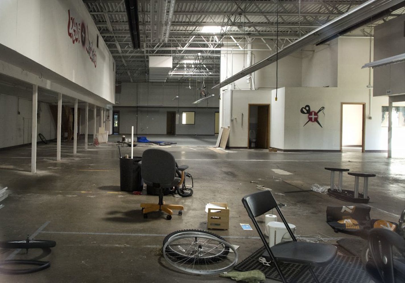 This is the inside of their former store in Deephaven. Gear Doctors which went out of business leaving customers without equipment or cash owed to them. Friday, October 12, 2012