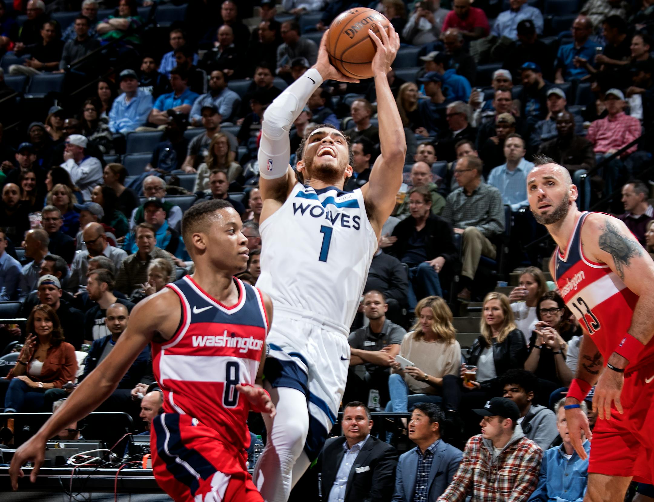Tyus Jones attempted a shot while being defended by Tim Frazier in the first quarter.