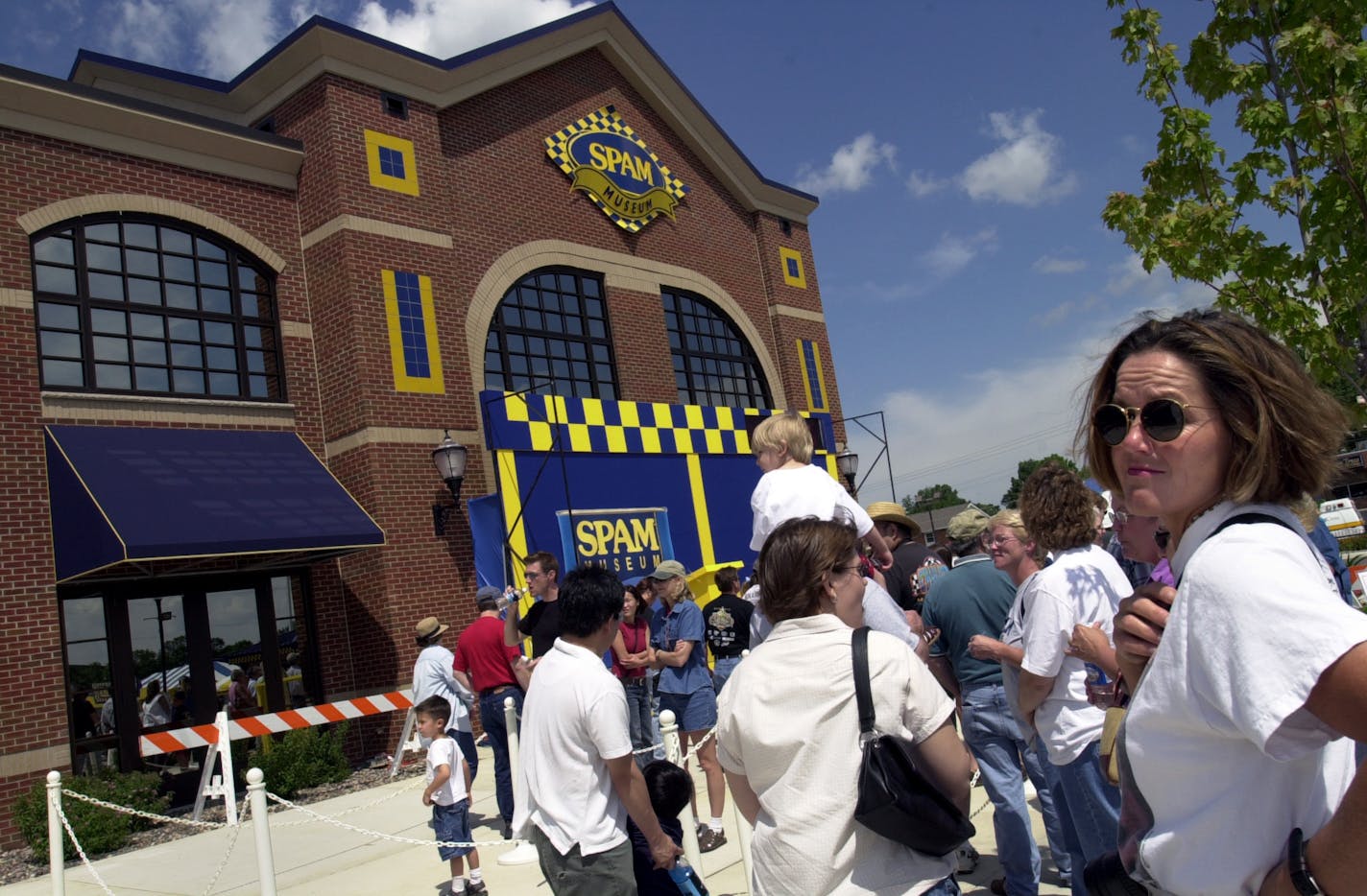 GENERAL INFORMATION: The official SPAM Museum Jam opening ceremony featured three TV moms. IN THIS PHOTO: Austin, Mn., Sat., June 15, 2002--Spam fans wait in line to tour the Spam Museum after the official Spam Museum Jam opening ceremony. ORG XMIT: MIN2014051615054155