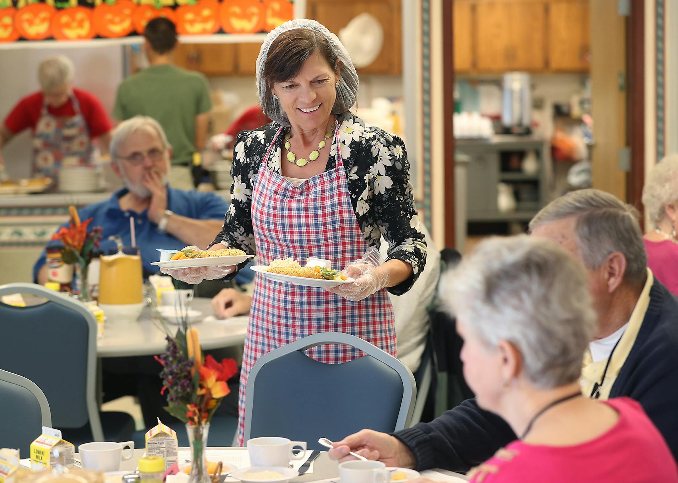 Shelley Johnson served lunch to seniors at the Blaine Senior Center, Thursday, October 13, 2016 in Blaine, MN. Voters will decide on the November ballot whether or not to fund a $29 million dollar community and senior center through a property tax increase. Voters shot down a similar plan in 1998. ] (ELIZABETH FLORES/STAR TRIBUNE) ELIZABETH FLORES &#x2022; eflores@startribune.com