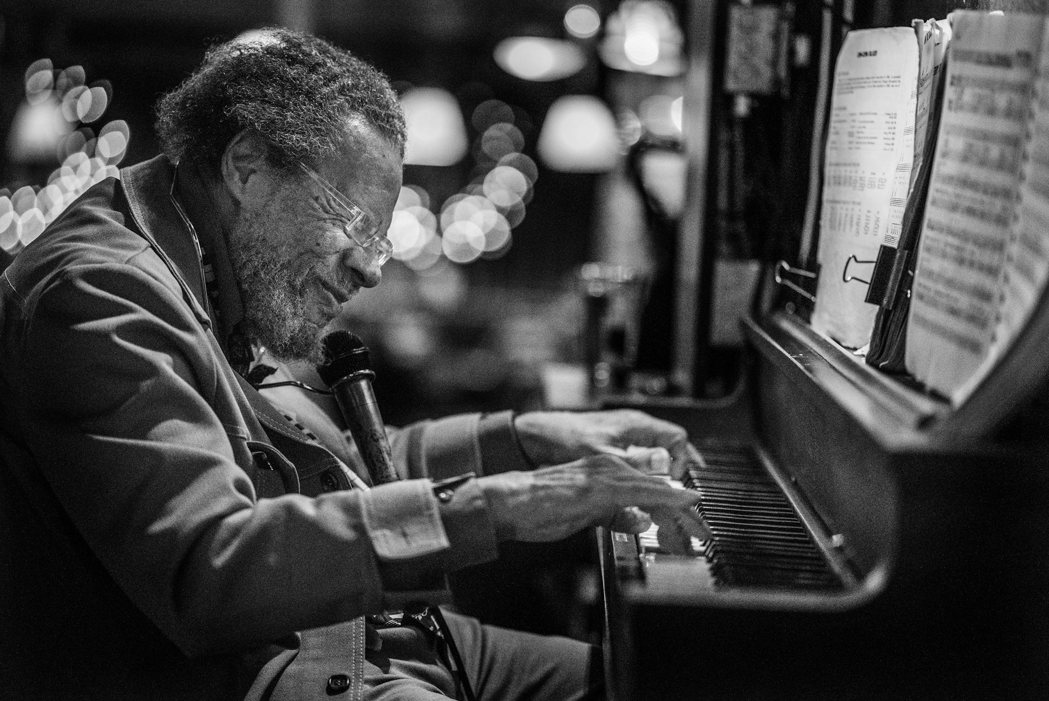 Cornbread Harris shows off his musical chops during a three-hour gig at the Loring Pasta Bar on Friday night. This weekly gig is an important source of income for the then 90-year old.] RICHARD TSONG-TAATARII ¥ richard.tsong-taatarii@startribune.com