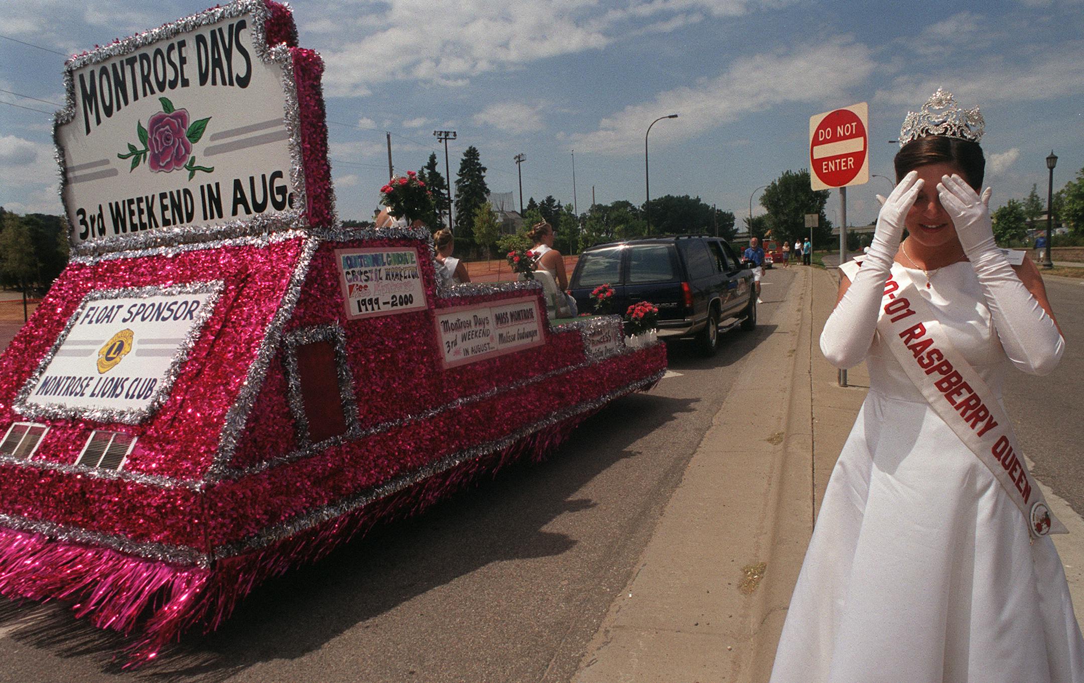 GENERAL INFORMATION: minn.mn-7/14/01-aquatennial grande day parade.
IN THIS PHOTO: Hopkins Raspberry Festival Queen Melissa Specken takes a moment to freshen up after finishing the Grande Day Parade in 94 degree heat Saturday afternoon.