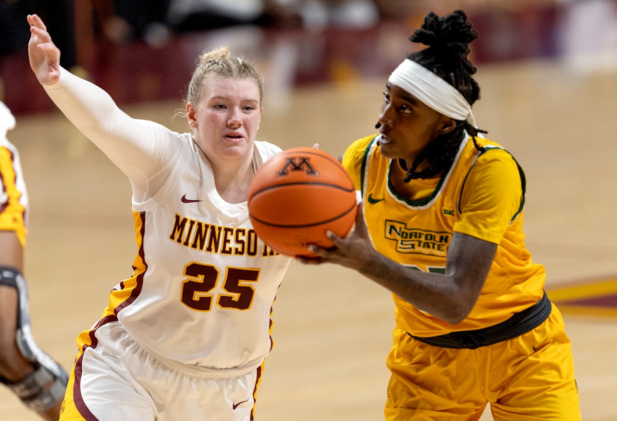 Gophers freshman Grace Grocholski (25) defended against Norfolk State’s Danielle Robinson and finished with 26 points Wednesday at Williams Arena.