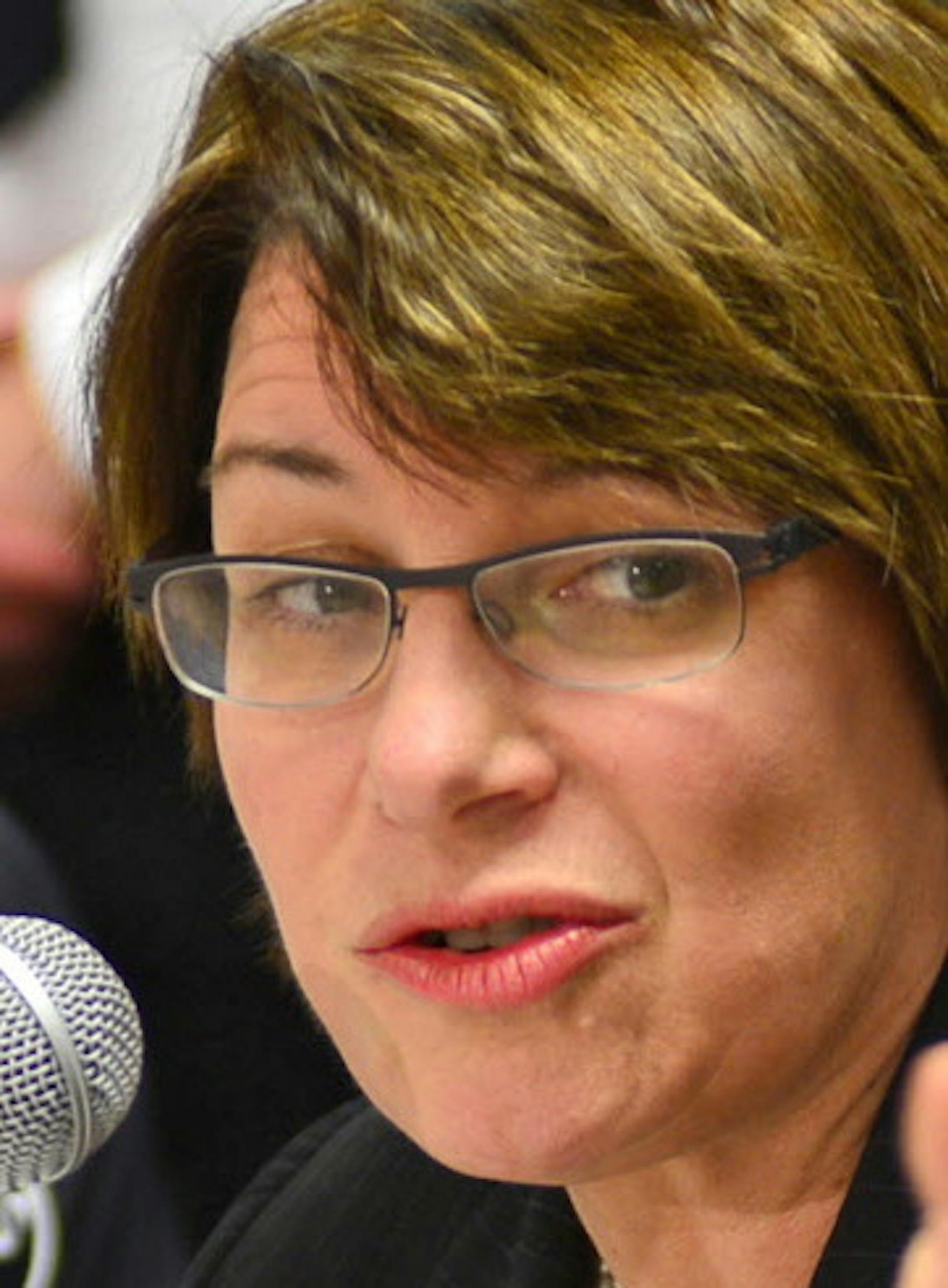 U.S. Senator Amy Klobuchar, Minneapolis Chief of Police Janee Harteau, University of Minnesota Police Chief Greg Hestness held a press conference to talk about mandatory kill switch legislation for cell phones in the wake of 25 robberies at the U of M campus. Amy Klobuchar and Janee Harteau, talked about how thieves are stealing phone and personal information. ] Richard.Sennott@startribune.com Richard Sennott/Star Tribune Minneapolis, Minn. Tuesday1/21/2014) ** (cq) ORG XMIT: MIN1401211835230850