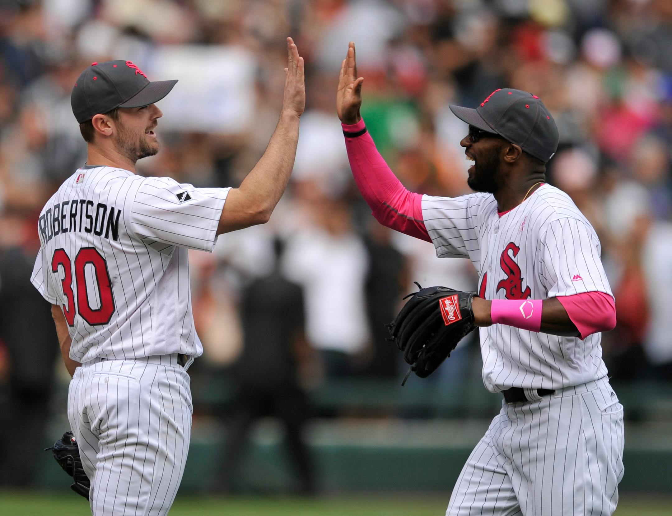 White Sox closer David Robertson (30) celebrated with teammate Austin Jackson after defeating the Twins 3-1 on Sunday in Chicago.