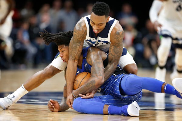 Timberwolves guard Jeff Teague and Orlando guard Elfrid Payton battleed for a loose ball during the second half.
