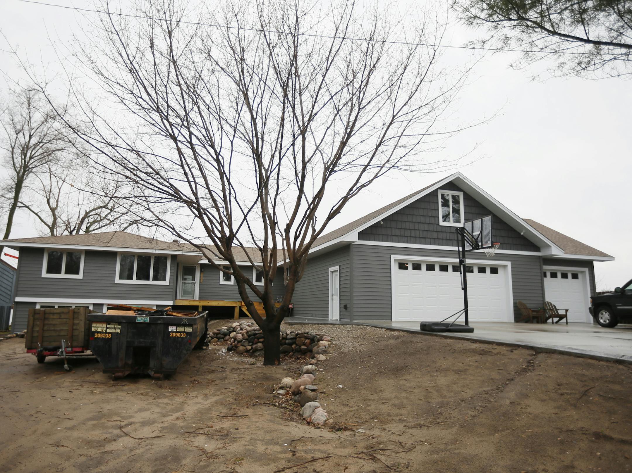 An exterior photo of Joe and Beth Knudson remodel home on Crooked LakeThursday May 8, 2014 in Coon Rapids, MN. ] Jerry Holt Jerry.holt@startribune.com