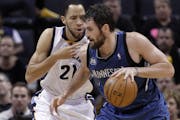 Tayshaun Prince (21), then with the Memphis Grizzlies, guarded the Wolves' Kevin Love in 2013. Prince, 35, agreed to a one-year deal that will reunite