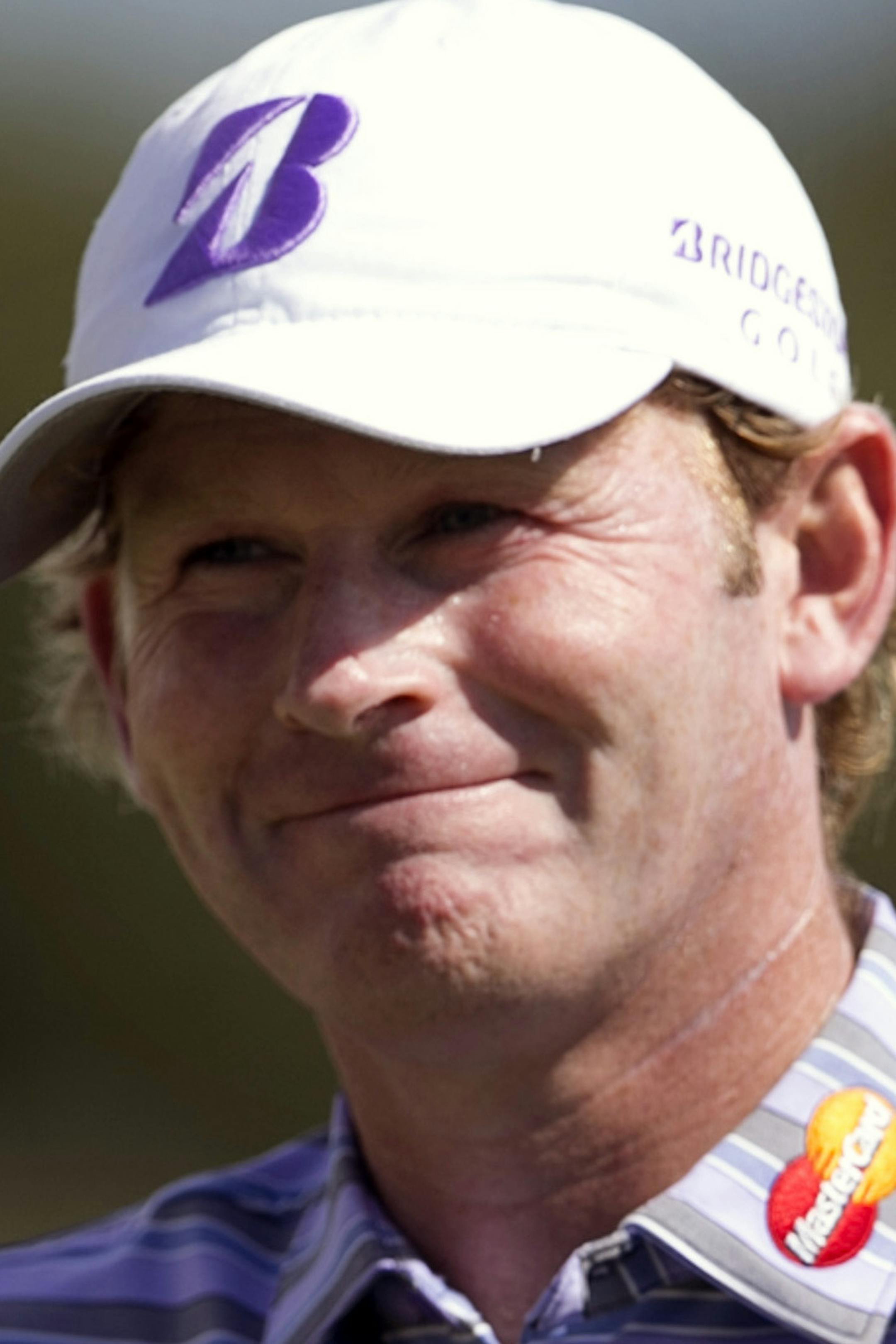 Brandt Snedeker waves to the gallery after his birdie putt on the third green during the third round of the Sony Open golf tournament, Saturday, Jan. 16, 2016, in Honolulu. (AP Photo/Marco Garcia)