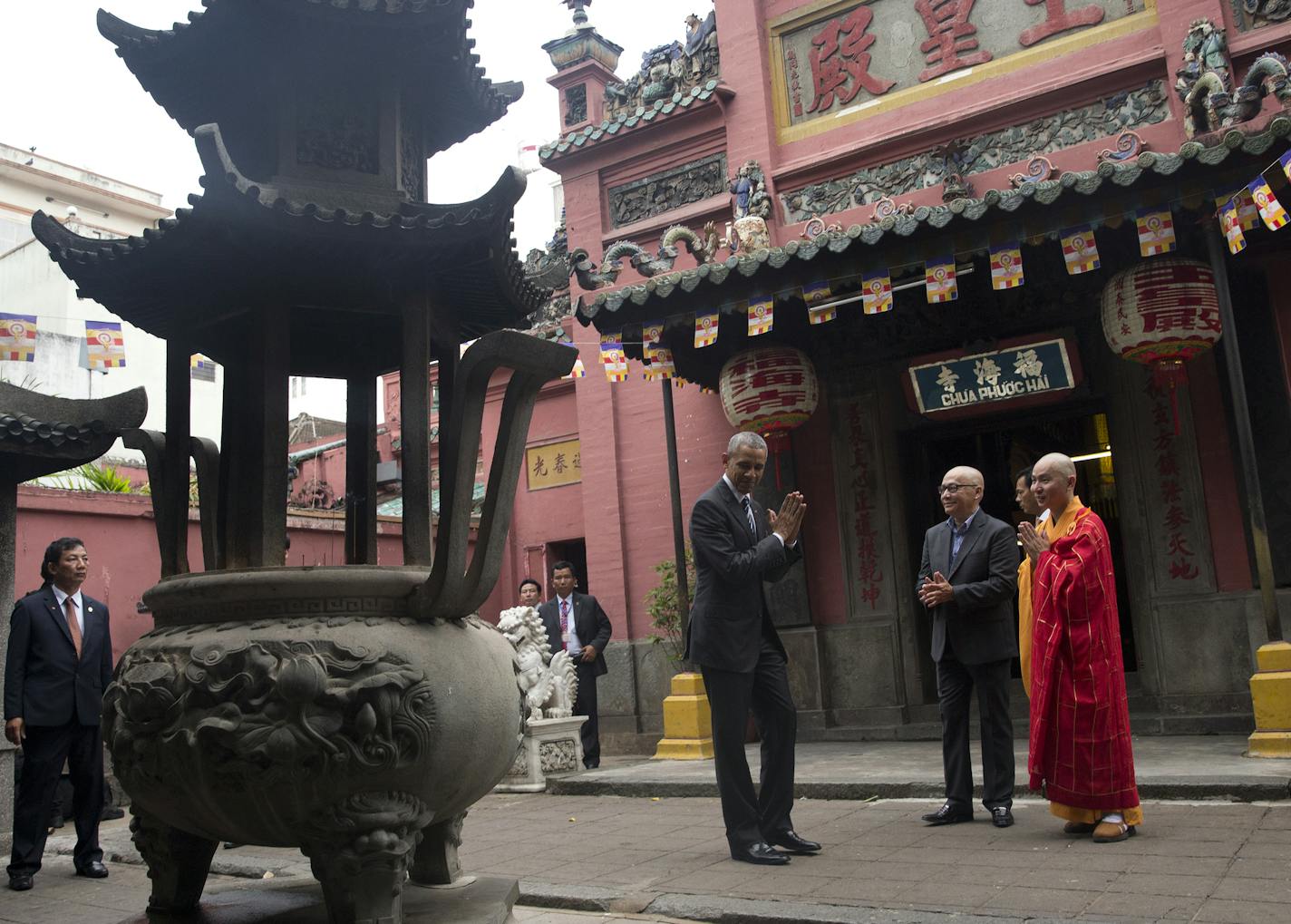 President Barack Obama stands with Thich Minh Thong, abbot of the Jade Emperor Pagoda, right, and Duong Ngoc Dung, professor at HoChi Minh City University of Social Sciences and Humanities, center, after visiting the Jade Emperor Pagoda in Ho Chi Minh City, Vietnam, Tuesday, May 24, 2016. The Jade Emperor Pagoda is one of the most notable and most visited cultural destinations in Ho Chi Minh City. (AP Photo/Carolyn Kaster)