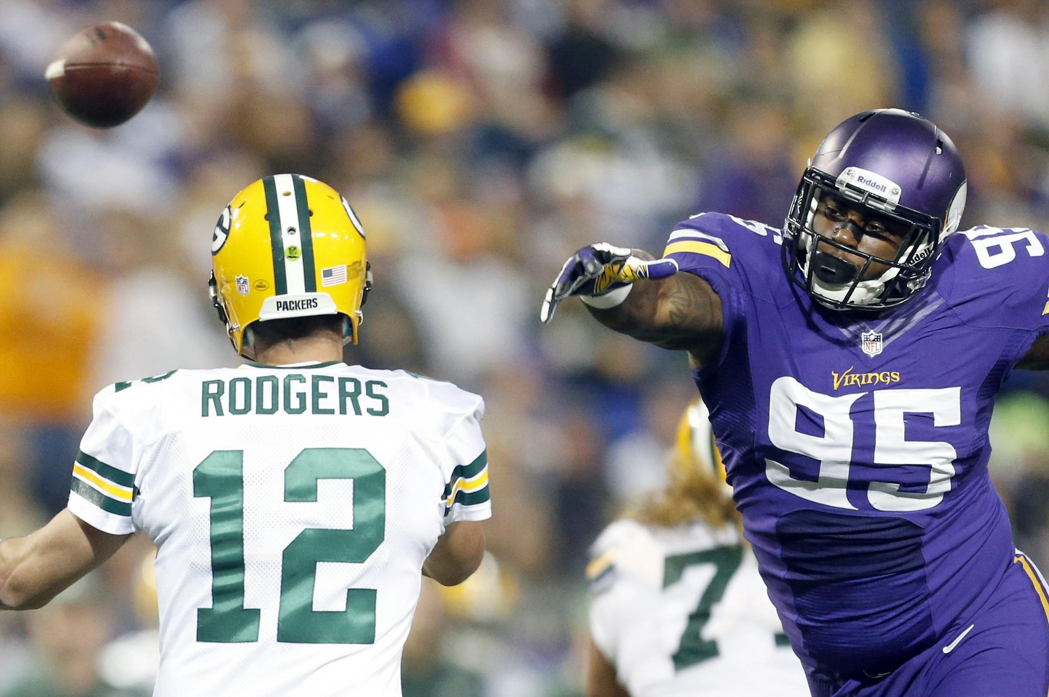 Sharrif Floyd (95) pressured Aaron Rodgers.