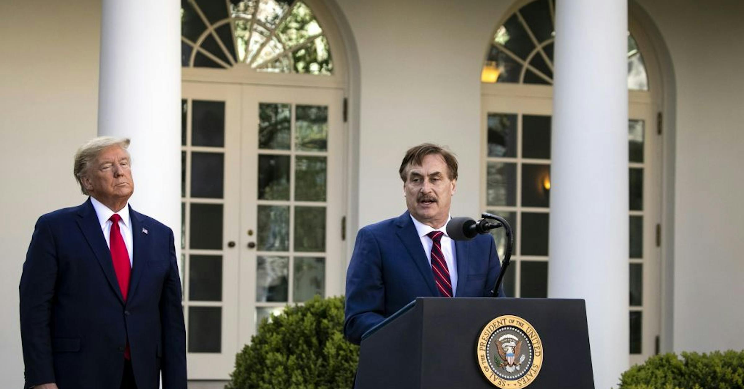 Präsident Donald Trump unterstützt Mike Lindell für das Amt des ...
