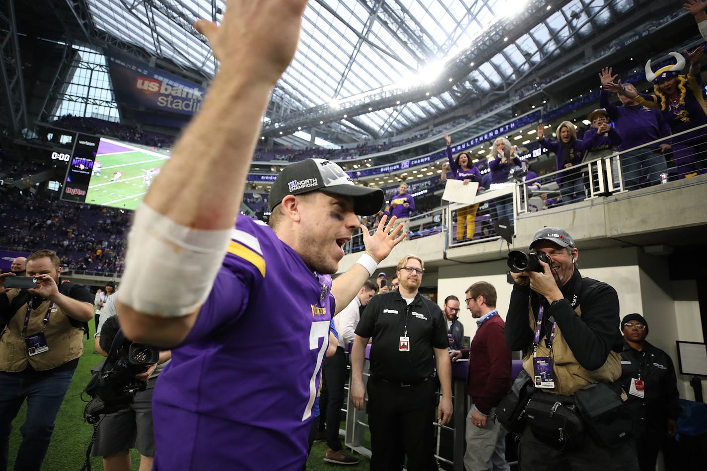 Minnesota Vikings quarterback Case Keenum (7) celebrated after the Vikings clinched the NFC North beating Cincinnati 34-7 at U.S.Bank Stadium Sunday December 17, 2017 in Minneapolis, MN.] JERRY HOLT &#xef; jerry.holt@startribune.com