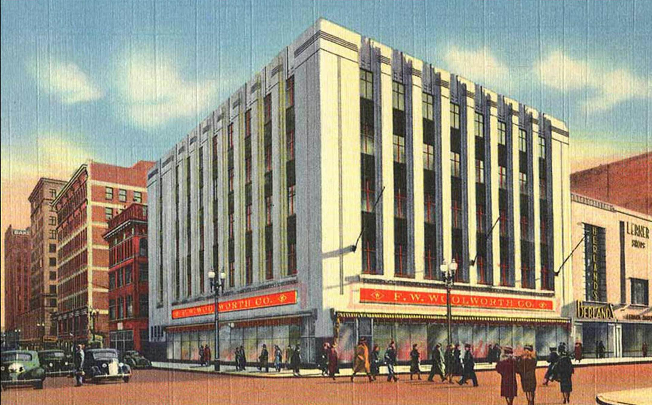 Image from a vintage postcard.
Woolworthís, erected in 1937, was an act of faith in downtown Minneapolis.