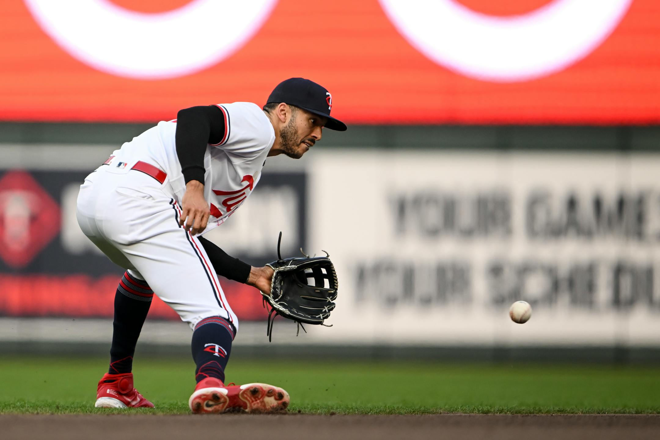 Minnesota Twins shortstop Carlos Correa (4) fields a ground ball hit by San Francisco Giants third baseman J.D. Davis (7) in the top of the fifth inning Monday, May 22, 2023, at Target Field in Minneapolis, Minn.. ] AARON LAVINSKY • aaron.lavinsky@startribune.com