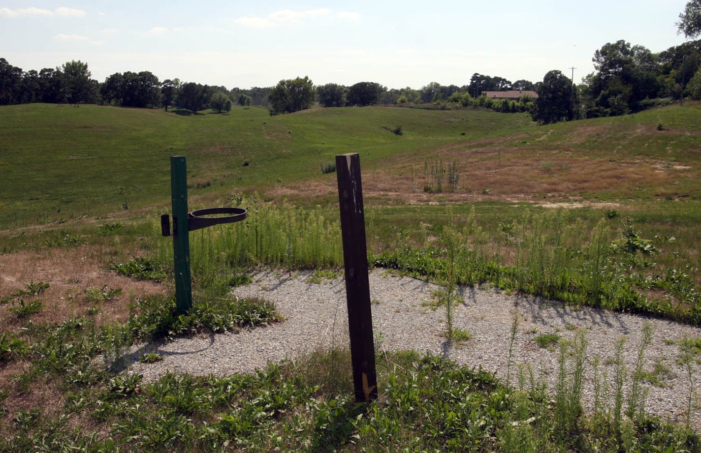 TOM SWEENEY � tsweeney@startribune.com Eagan, MN 8/08/2006 A tee at the Carriage Hills course sits unused as the course has been closed for two years while a lawsuit heads toward the state Supreme Court.