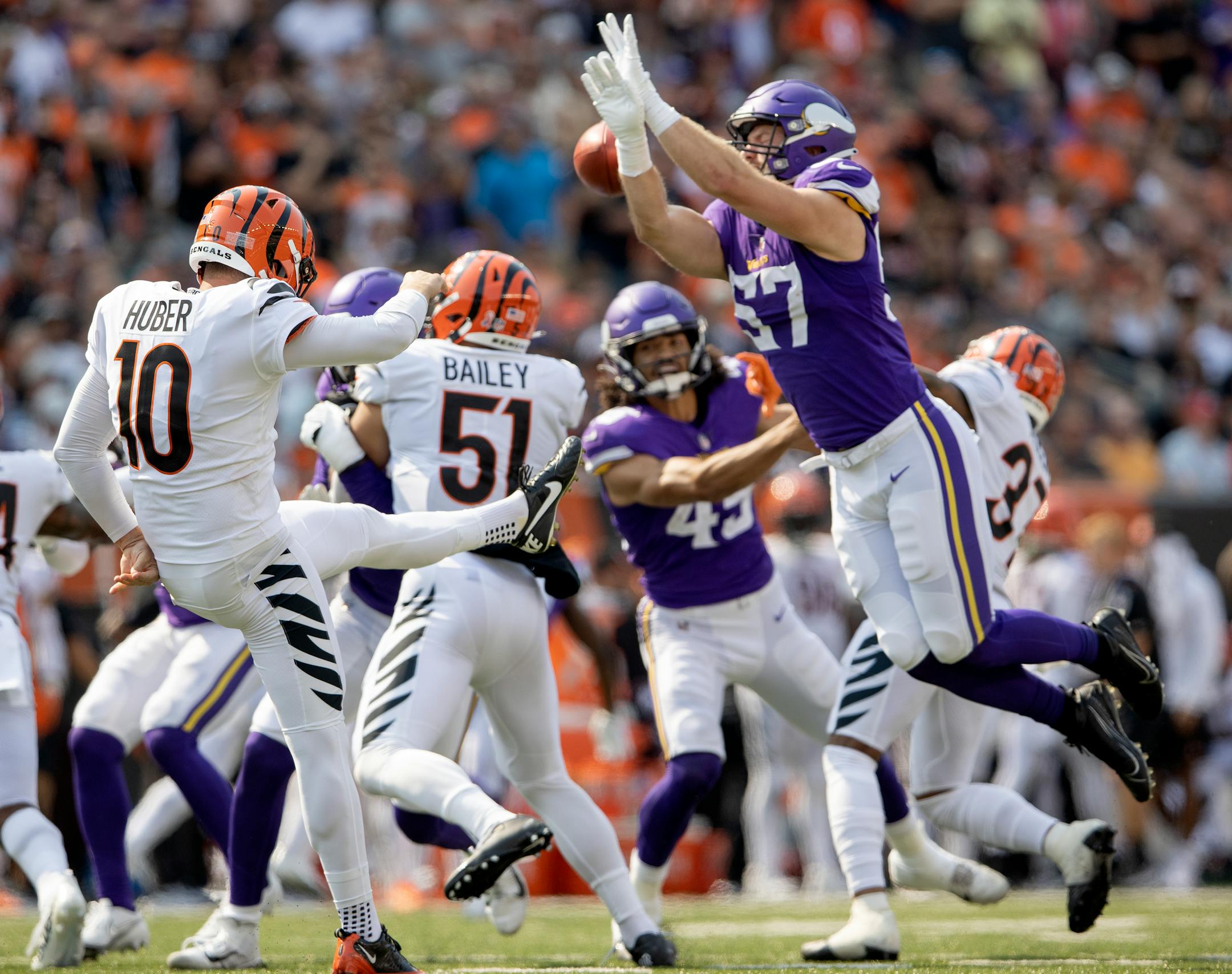 Cincinnati Bengals punter Kevin Huber (10) was pressured by Ryan Connelly (57) of the Minnesota Vikings in the fourth quarter.