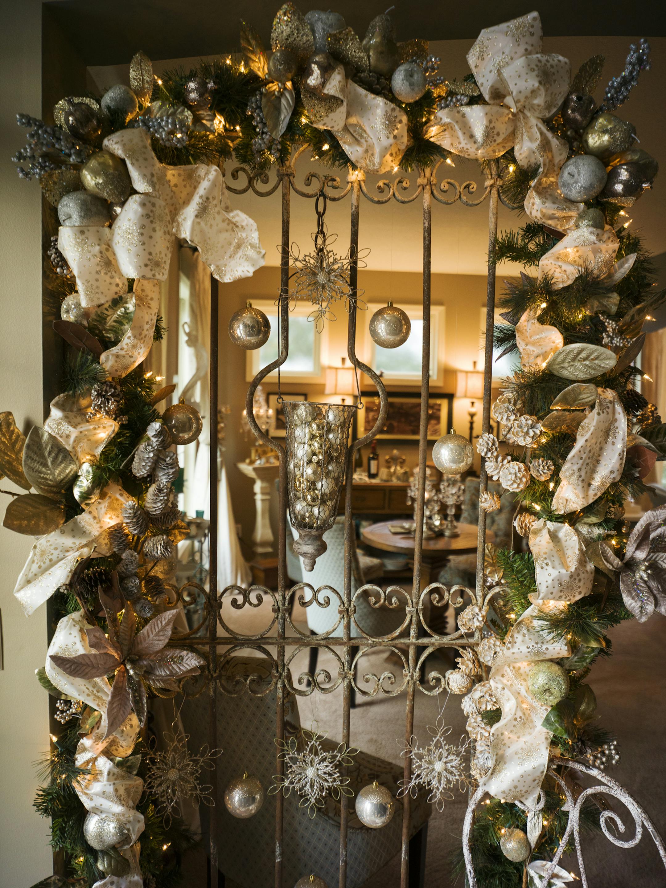 Glenda Nelson and Kate Steinkopf, right have been collaborating on Christmas decorations for the past 12 years. It has become an annual ritual. ] RICHARD TSONG-TAATARII • richard.tsong-taatarii@startribune.com