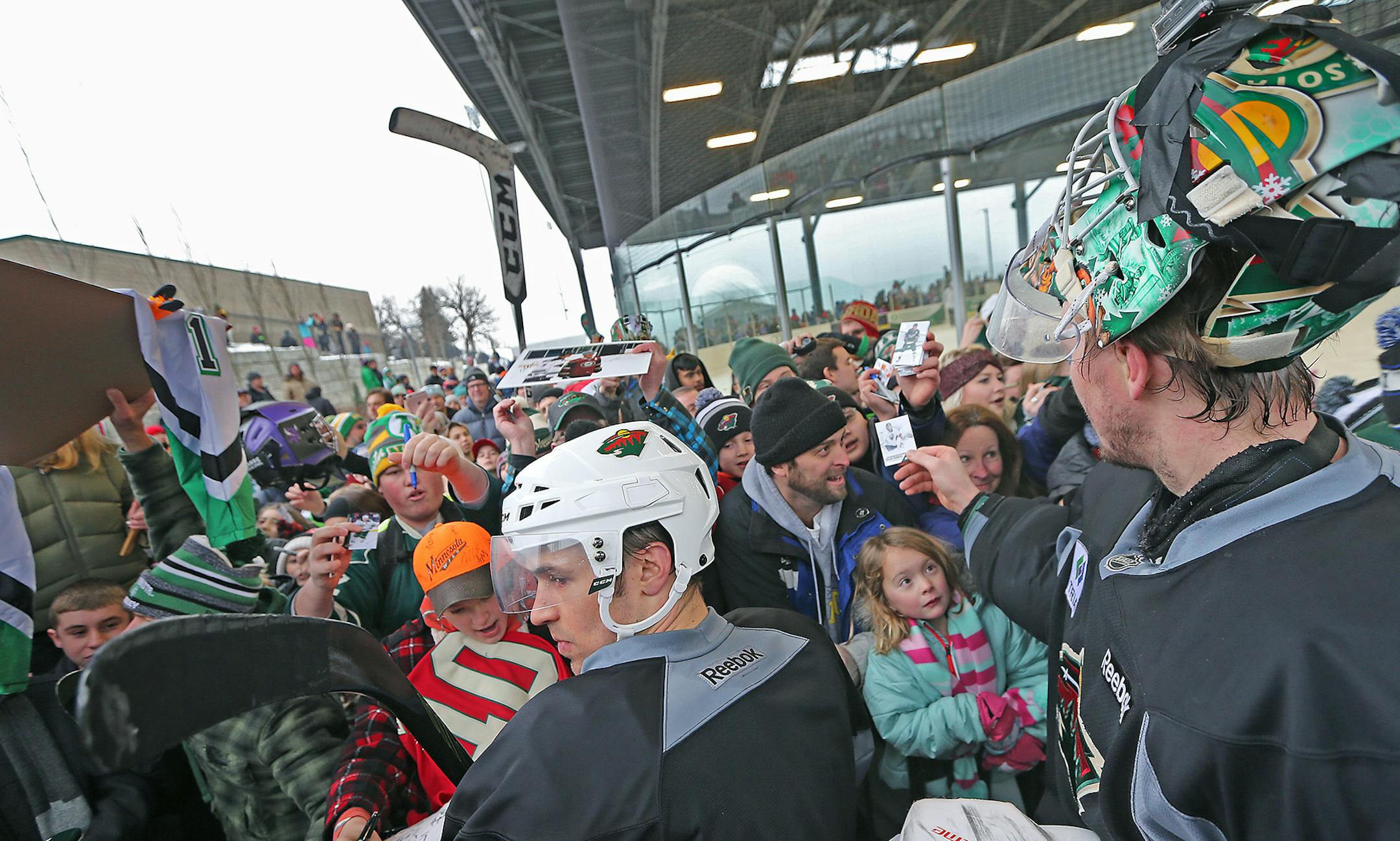 Minnesota Wild players including Zach Parise, left, and Devan Dubnyk, right, treated a crowd of fans to autographs after an open outdoor Wild practice at the Backyard Outdoor Ice Rink at Braemar Arena, Monday, January 2, 2017 in Edina, MN. ] (ELIZABETH FLORES/STAR TRIBUNE) ELIZABETH FLORES • eflores@startribune.com