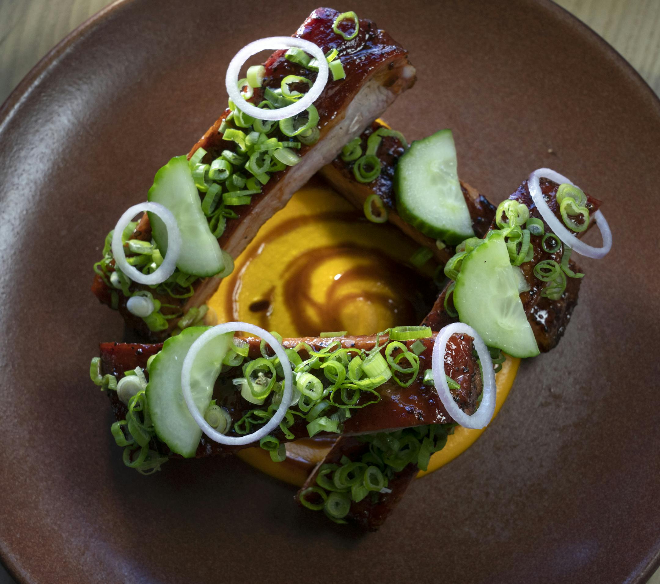 Kansas City pork ribs with a carrot purée and cucumbers.